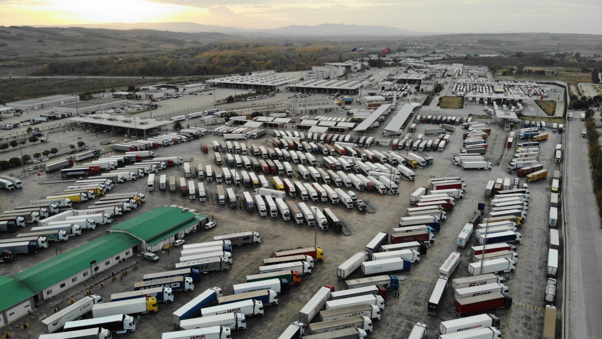 Kapıkule’de günlerce bekleyen tır sürücüleri: Türkiye’nin ihracatı baltalanıyor