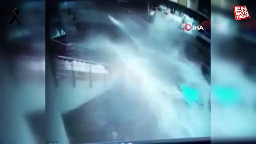 Adana’da minibüsün ikinci depremde bir binadan düşen su deposunun altında kalmaktan saniyeyle kurtuldu