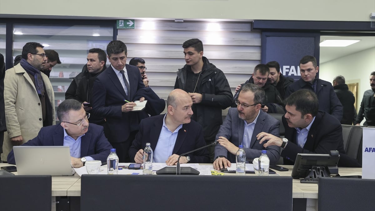 Bakanlar deprem sonrası AFAD merkezinde