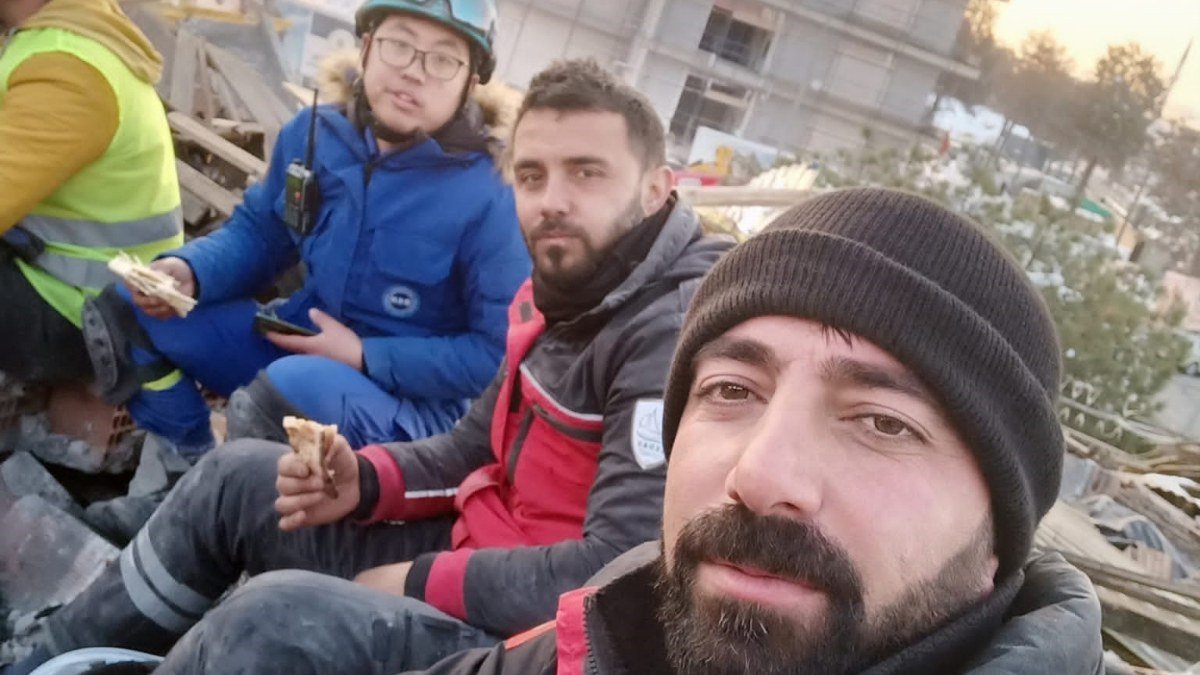 Çinli arama kurtarma ekibi ikram edilen otlu ekmek yedikten sonra Van’a selam gönderdi