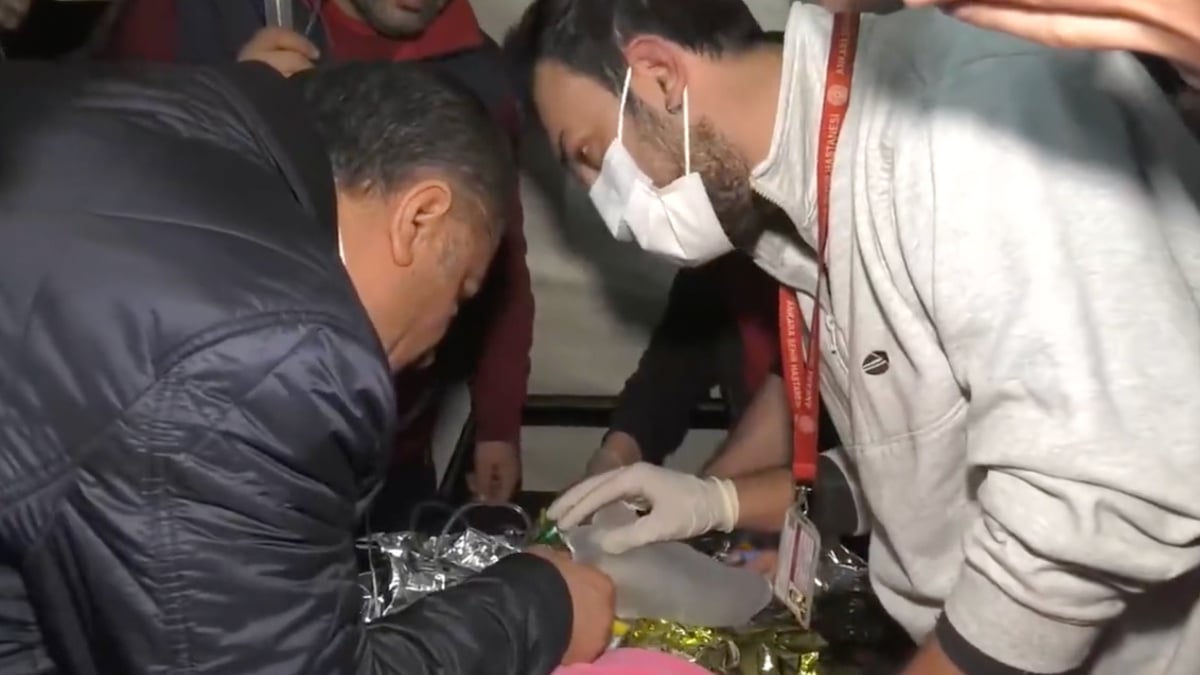 Fahrettin Koca 150. saatte kurtarılan minik afetzedeyi bir an yalnız bırakmadı