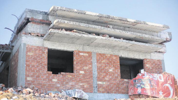 İnşaat halindeki bina da yıkıldı!