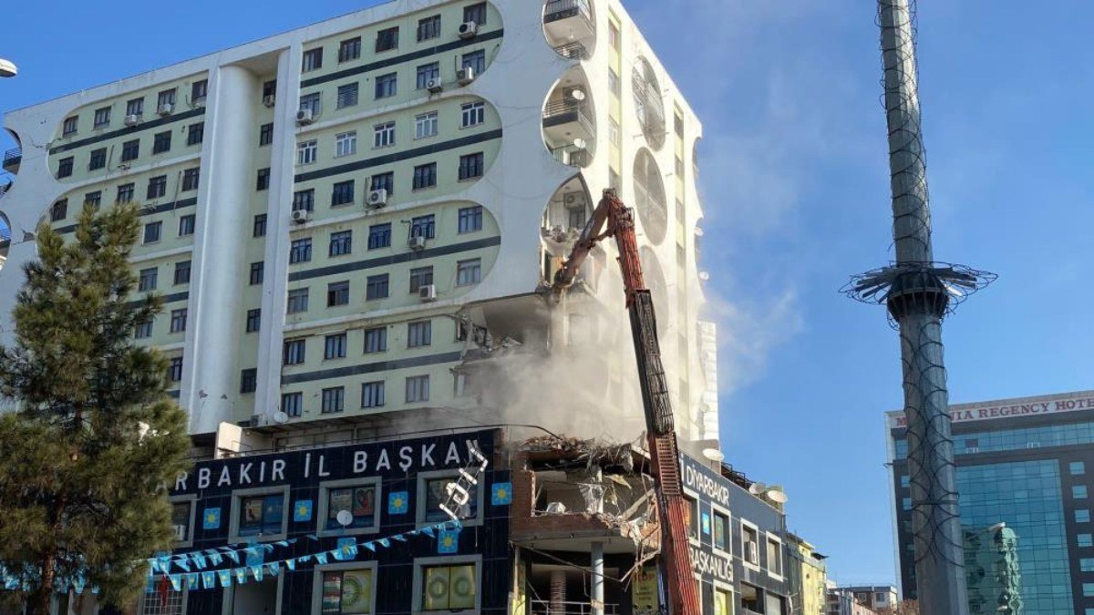 Kahramanmaraş merkezli depremde onlarca kişi öldü: Diyar Galeria İş Merkezi’nin yıkımına başlandı