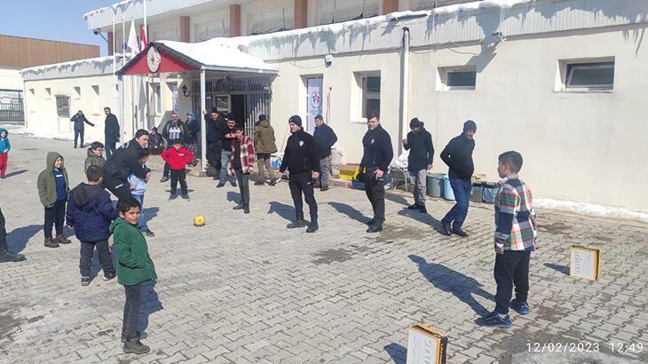 Polis ekipleri, depremzede çocuklarla futbol maçı yaptı