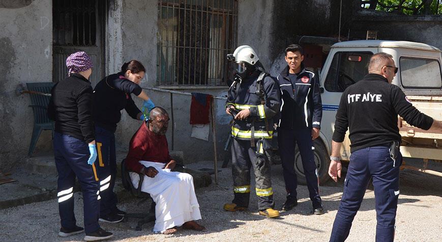 Alevlerin arasında kalan engelli adamı komşuları kurtardı