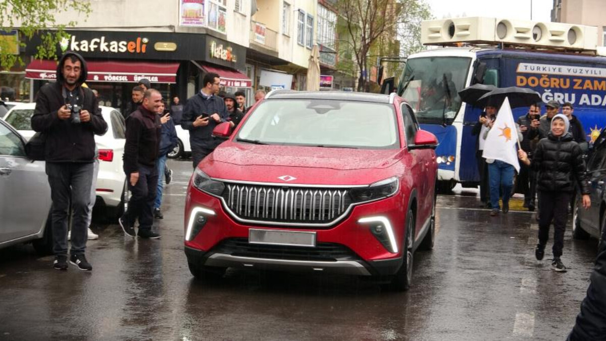 Ardahanlılar yağmur çamur dinlemedi, Togg’u görmeye gitti