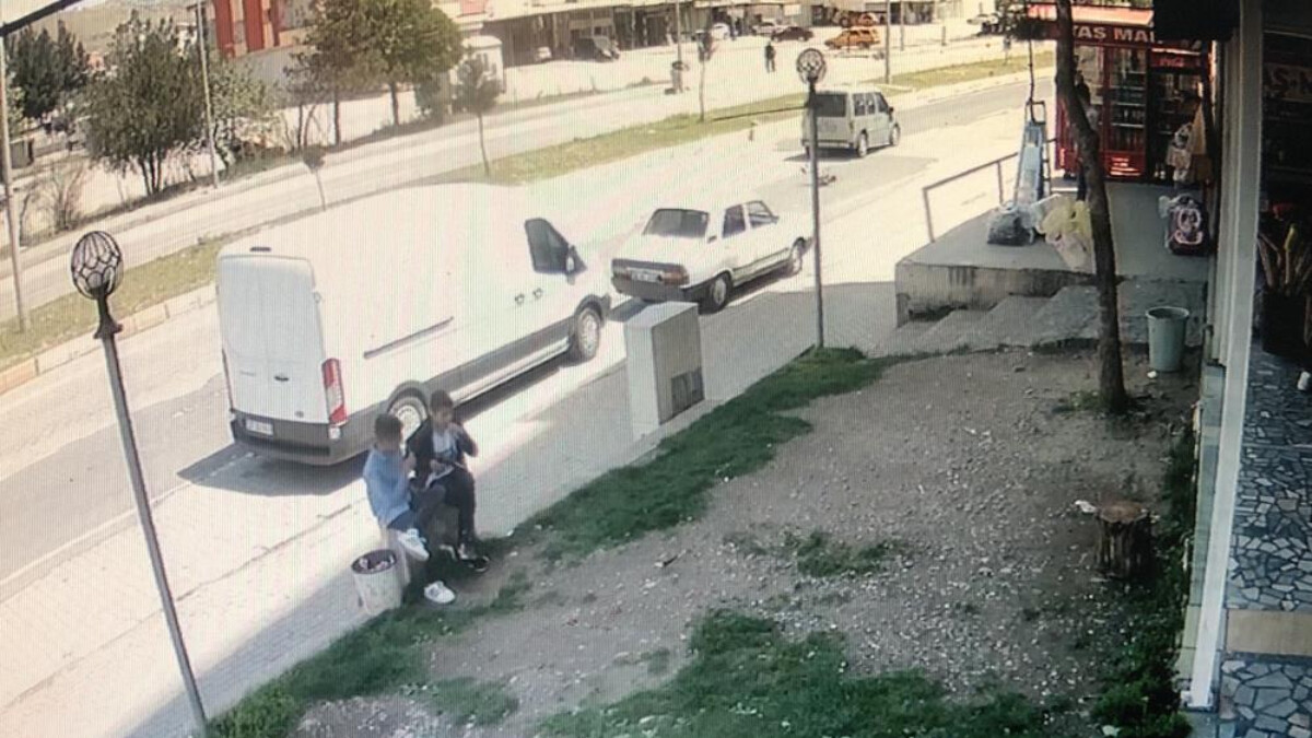 Batman’da kaza geçiren çocuk, düştükten sonra koşarak kaldırımda oturdu