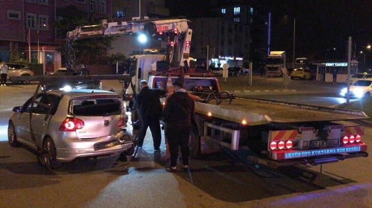 Kamyonetle otomobil çarpıştı: 3 yaralı