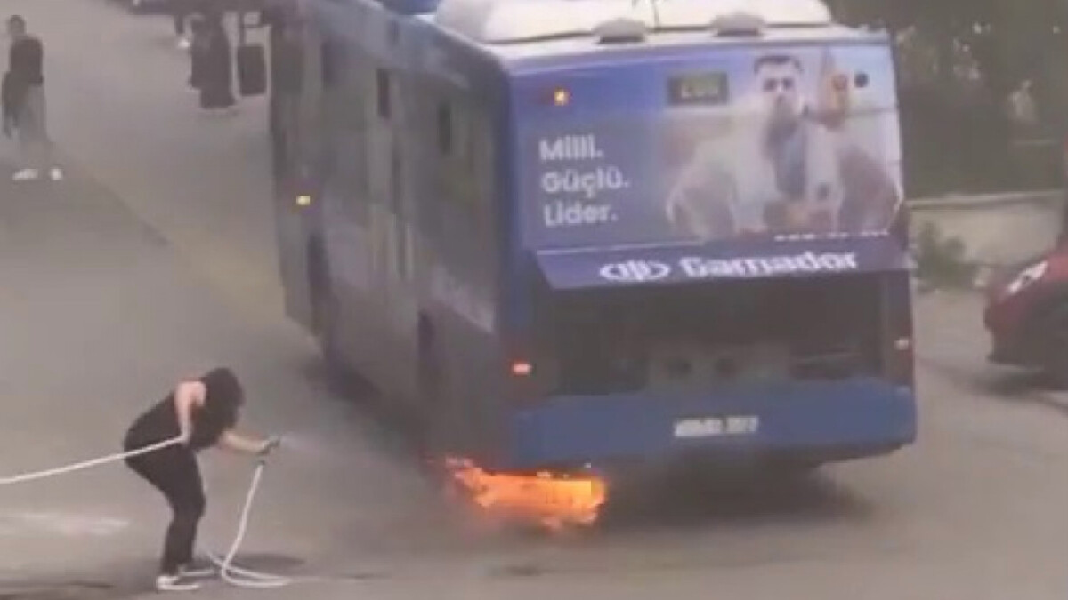 Ankara’da yanan halk otobüsünü vatandaş söndürdü