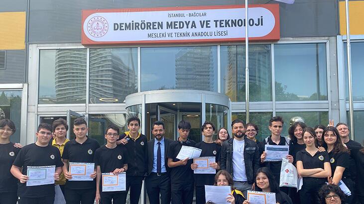 Demirören Medya Lisesi’nde karne heyecanı