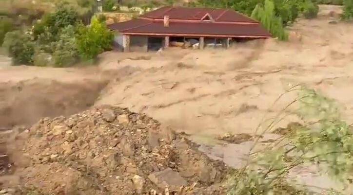 Denizli’de korku dakikalar! Sular restoranı böyle yuttu