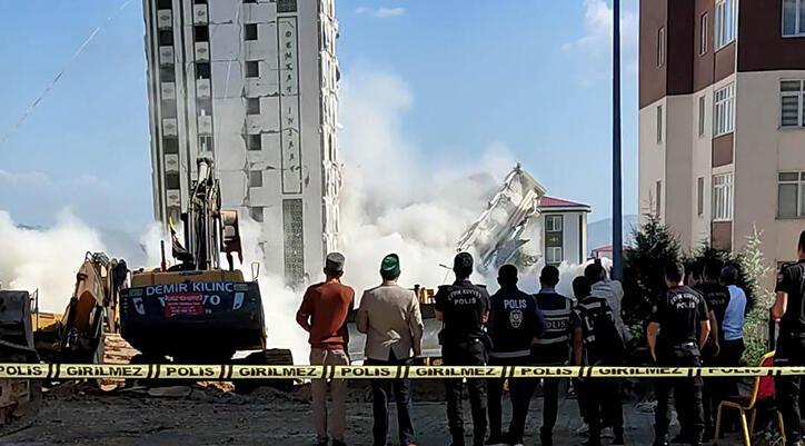 Kahramanmaraş’ta korku dolu dakikalar! Hasarlı bina sağlam binanın üzerine devrildi