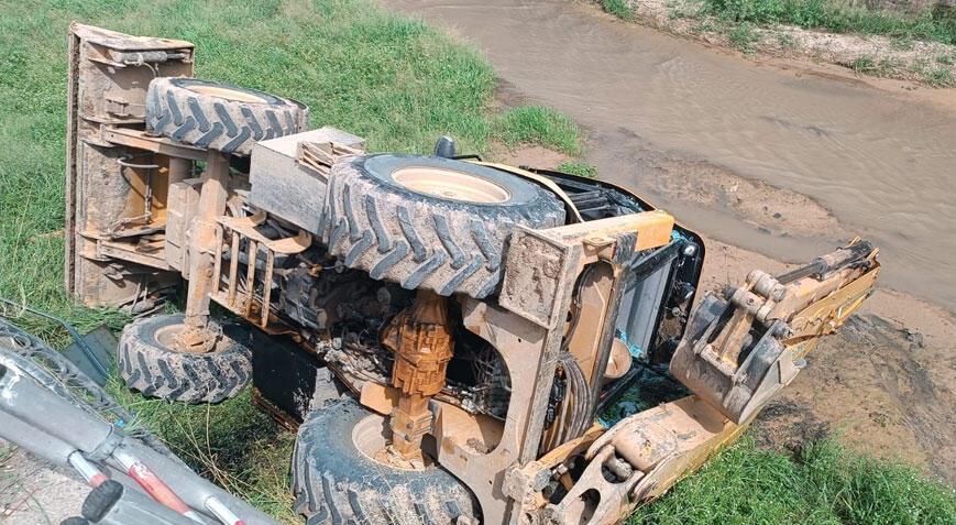 Kırıkkale’de iş makinesi dere yatağına devrildi! İşçiler yaralandı