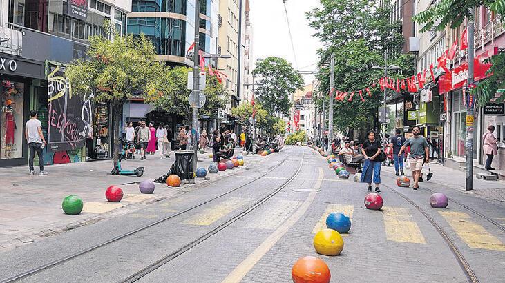 Yollar, meydanlar boş çarşılar dolu