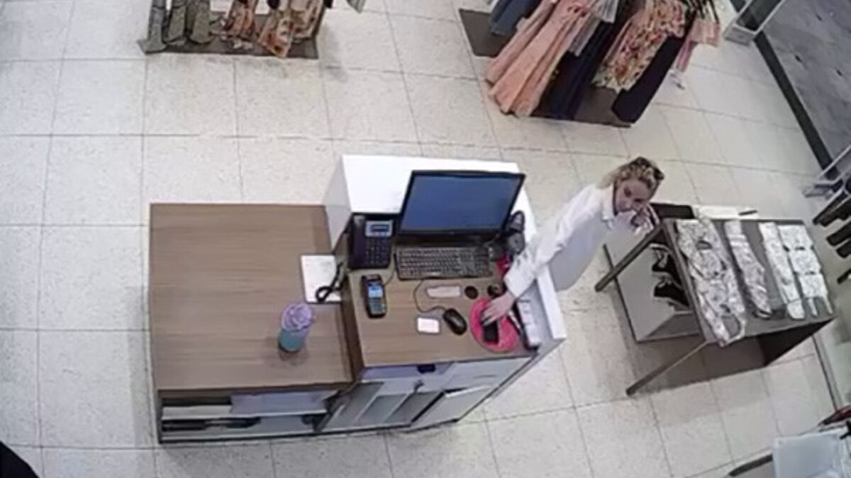 Gaziosmanpaşa’da kadın hırsızın kasadaki telefonu çaldığı anlar kamerada