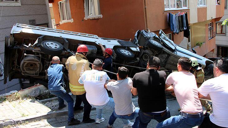 Vatandaşların kamyonet paniği! Bir kişi son anda kurtuldu