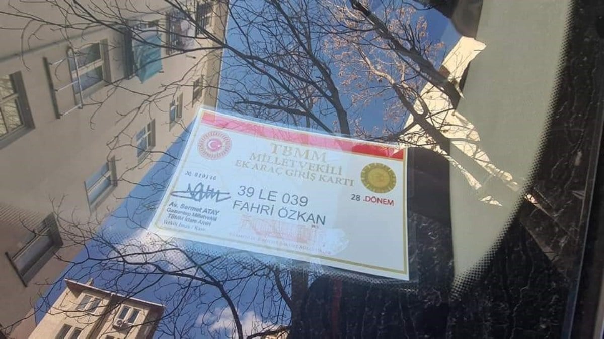 CHP’li vekilin aracı hatalı park edildi! Trafik sıkıştı…