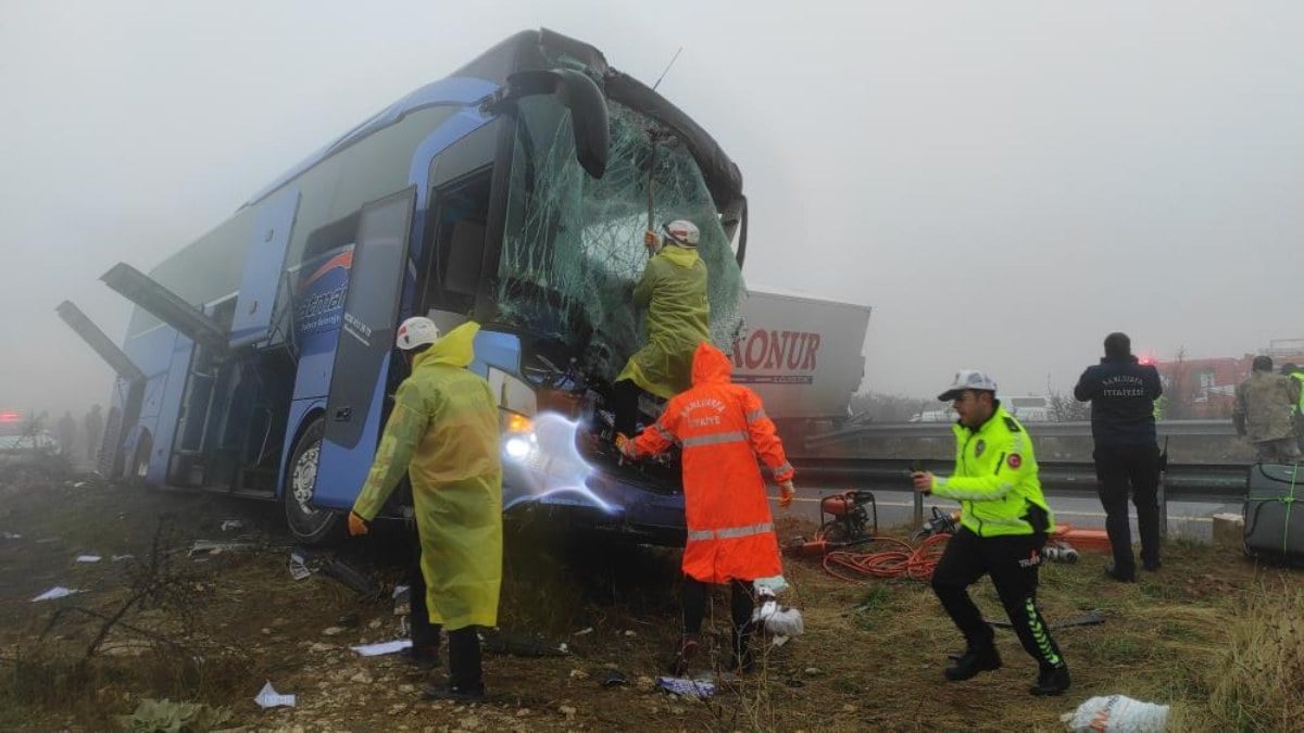 Şanlıurfa’da yolcu otobüsü ile 2 tır çarpıştı: 1 ölü, 15 yaralı