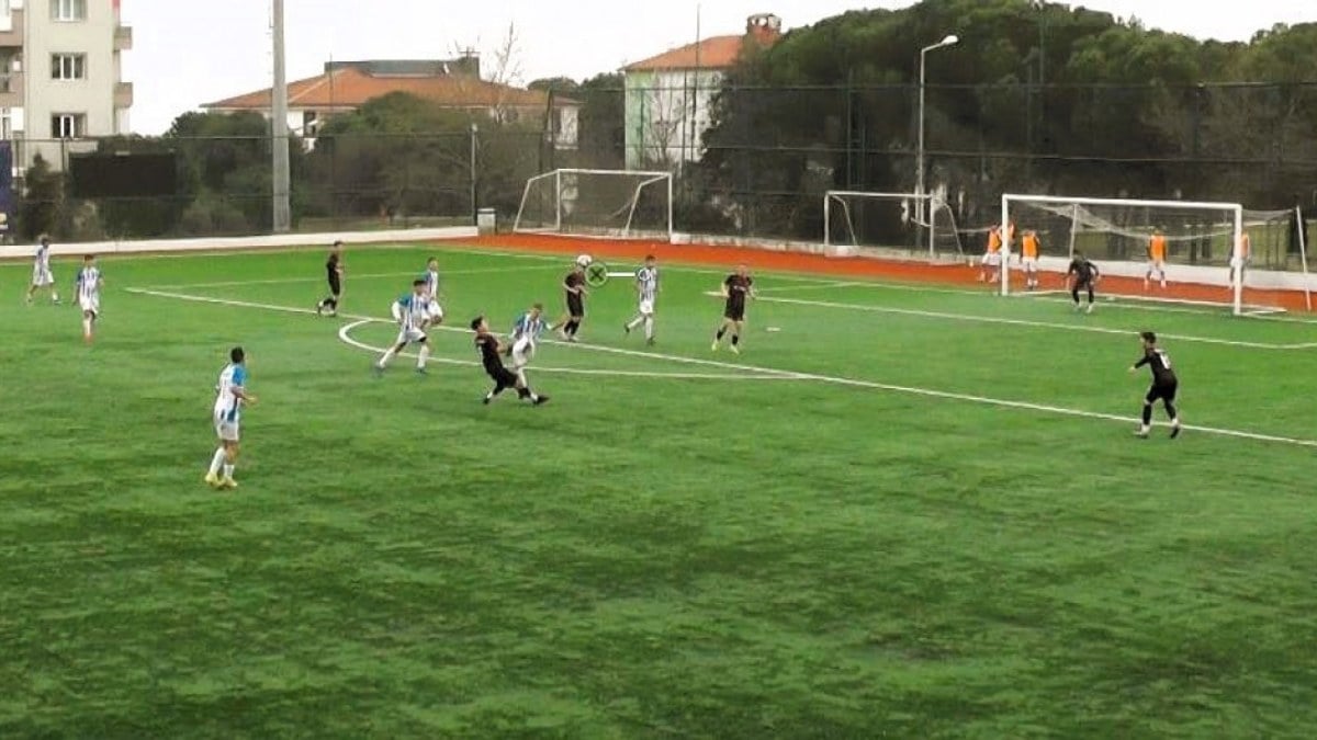 Rakibiyle çarpışan genç futbolcu bilincini kaybetti