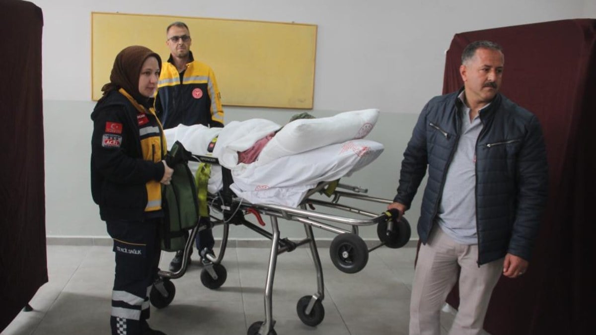 Sandığa gidemeyen hastalara sağlık ekipleri yardım edecek