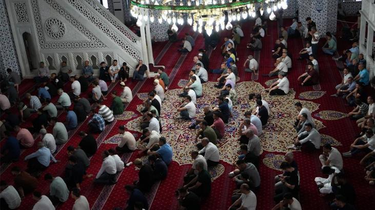 Bayram namazında vatandaşlar camileri doldurdu