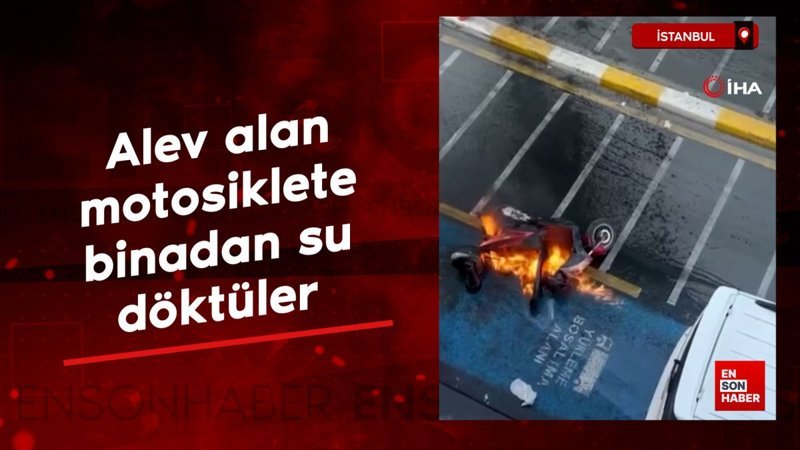 İstanbul’da alev alan motosiklete binadan kovayla su döktüler