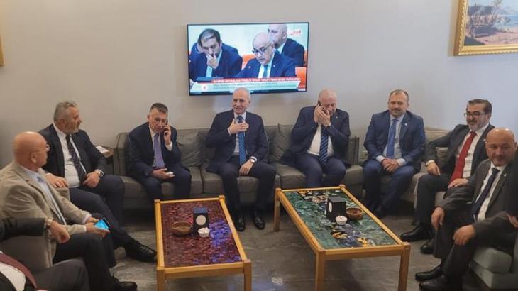 Numan Kurtulmuş, Meclis’te milletvekillerine ve basın mensuplarına baklava ikram etti