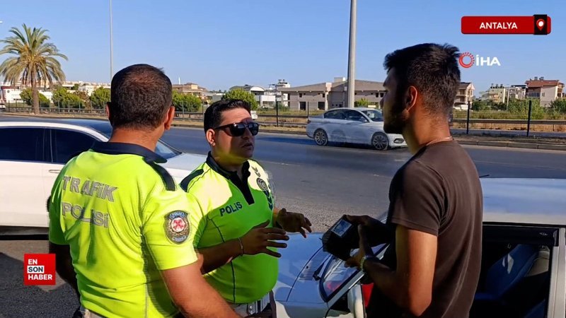 Antalya’da trafiği tehlikeye düşüren genç sürücüye trafik polisinden nasihat