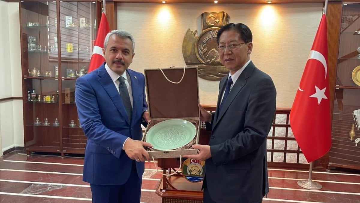 Çin’li Büyükelçi Liu’nun Rize ziyareti: Çayları deneyip puanladı