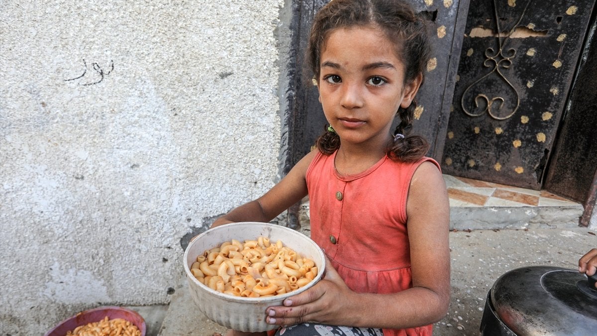 Gazze’de aç kalan çocuklar, yemek sırasında