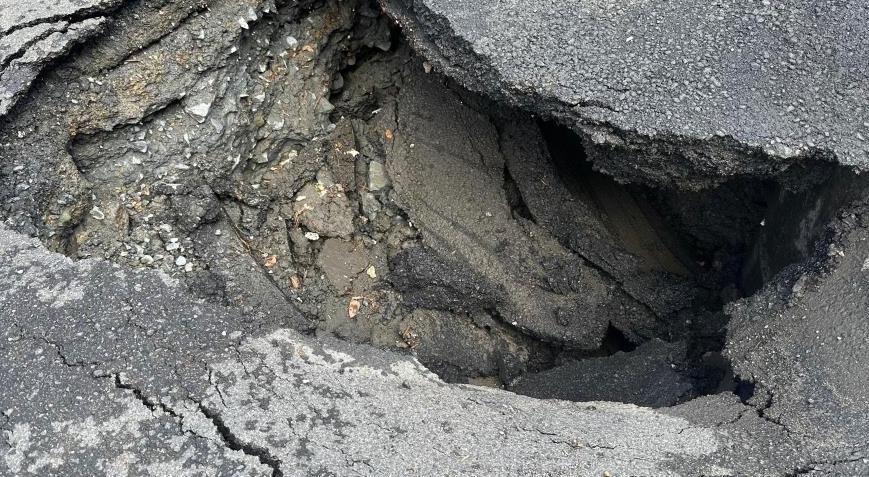 Sarıyer’de yol çöktü! Vatandaşlar büyük panik yaşadı