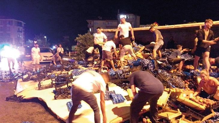 Silivri’de kamyon devrildi, meyveleri kasalarla götürdüler