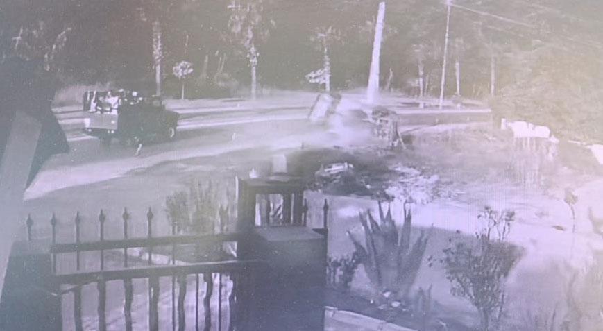 Turist dolu safari aracı ile çarpıştı! Otomobil hurdaya döndü