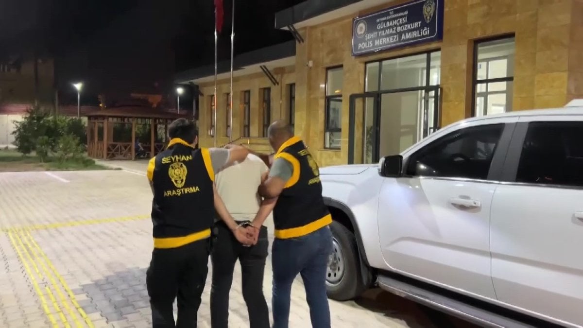 Adana’da motosikletiyle gelip bir evi kurşunladı