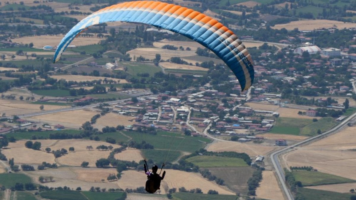 Erzincan’da dağda mahsur kalan paraşütçü kurtarıldı