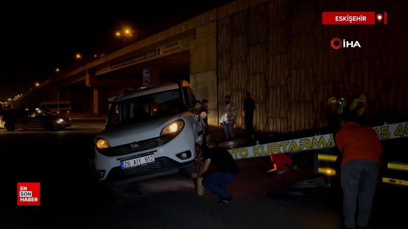 Eskişehir’de hafif ticari araçla otomobil çarpıştı