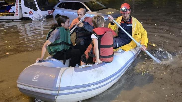 Karabük’te sağanak yağış etkili oldu! Vatandaşlar botlarla kurtarıldı
