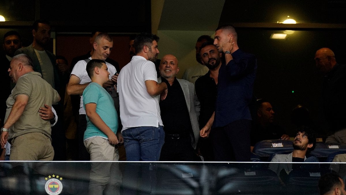 Merih Demiral, Fenerbahçe – Alanyaspor maçın tribünden izledi