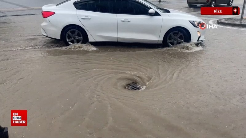 Rize’de şiddetli yağmurda cadde ve sokaklar göle döndü