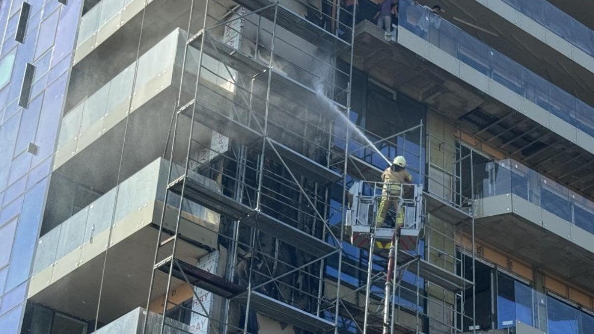 Sarıyer’de otel inşaatında yangın: İşçiler iskeleden atladı