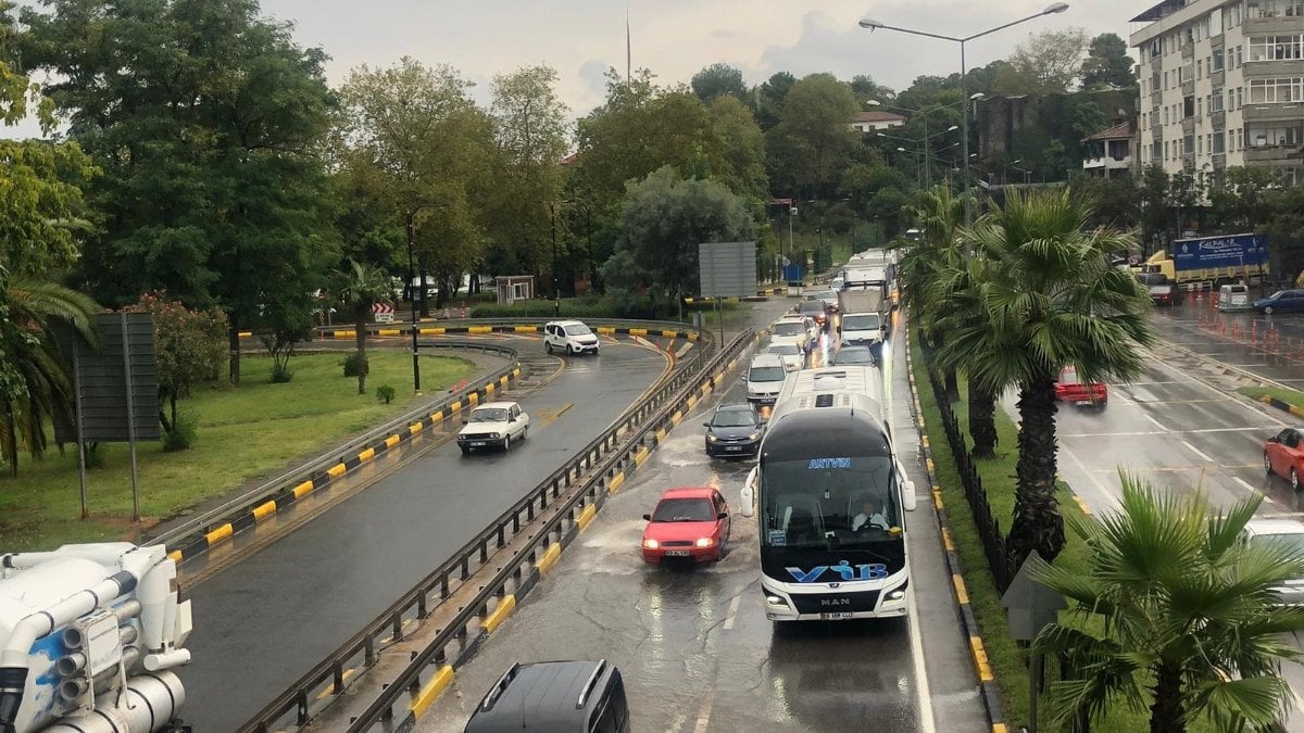Trabzon’da sağanakta sahil yolu göle döndü